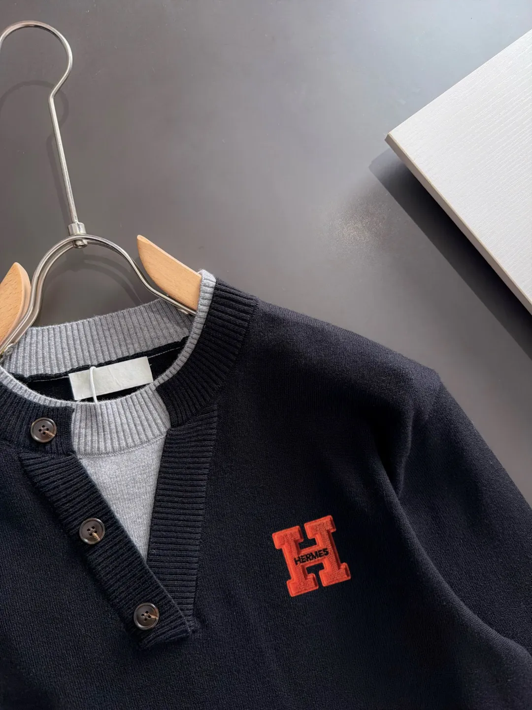 Next day shipping P195 Hermès 2026 Autumn and Winter latest sweater from the official website, now on sale at the counter simultaneously Hot Sale! Specially made of wool blended fabric. It feels comfortable and can be directly in contact with the skin. The logo badge is exquisitely embroidered, which is extremely eye-catching! The details highlight the fashionable charm of big brands. Exquisite workmanship. Three-dimensional cutting style. The wearing effect is invincible and handsome! All three standards are complete! Sizes:M-3XL